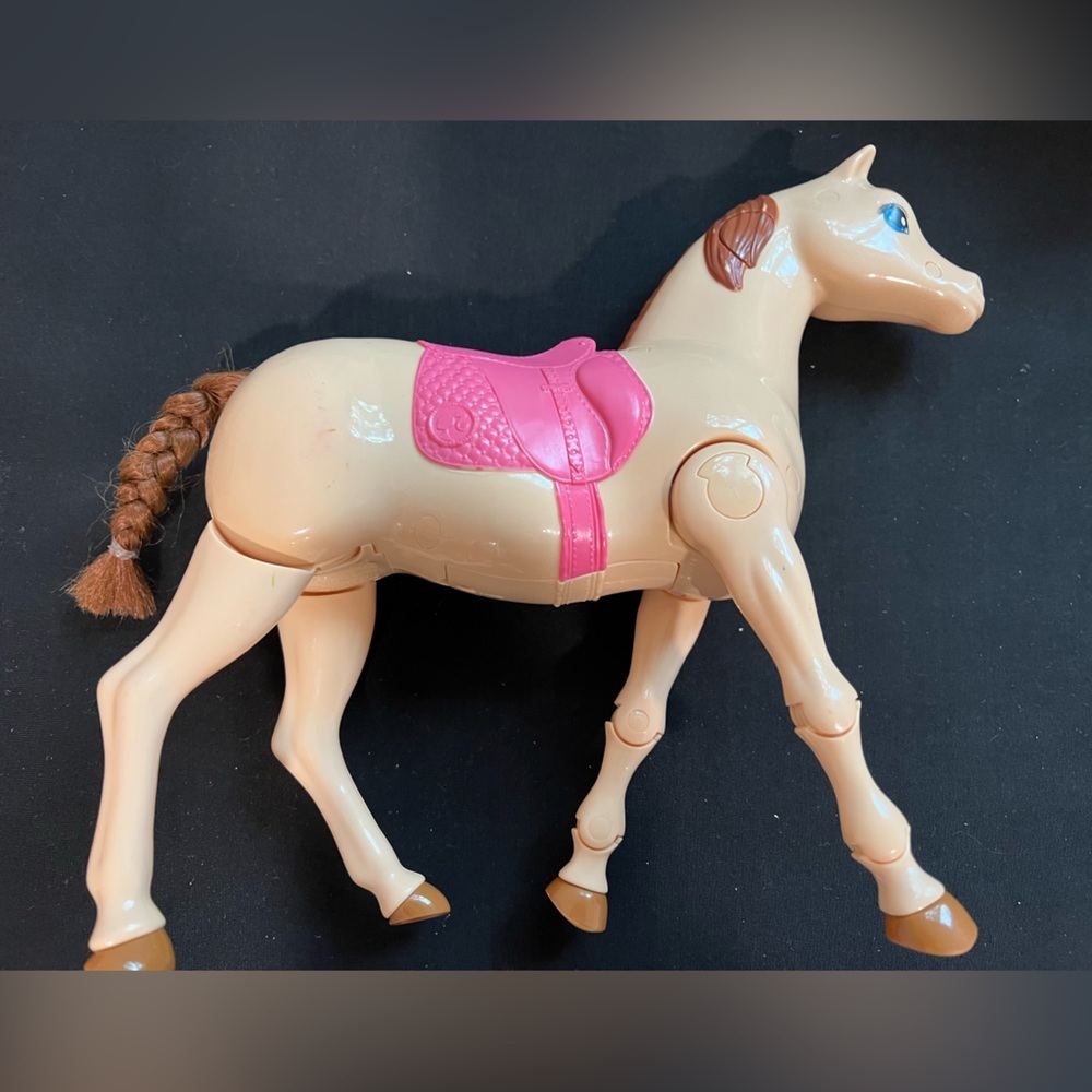attel 2014 Barbie Saddle ‘N Ride Tawny Horse with Pink Saddle - Picture 3 of 6